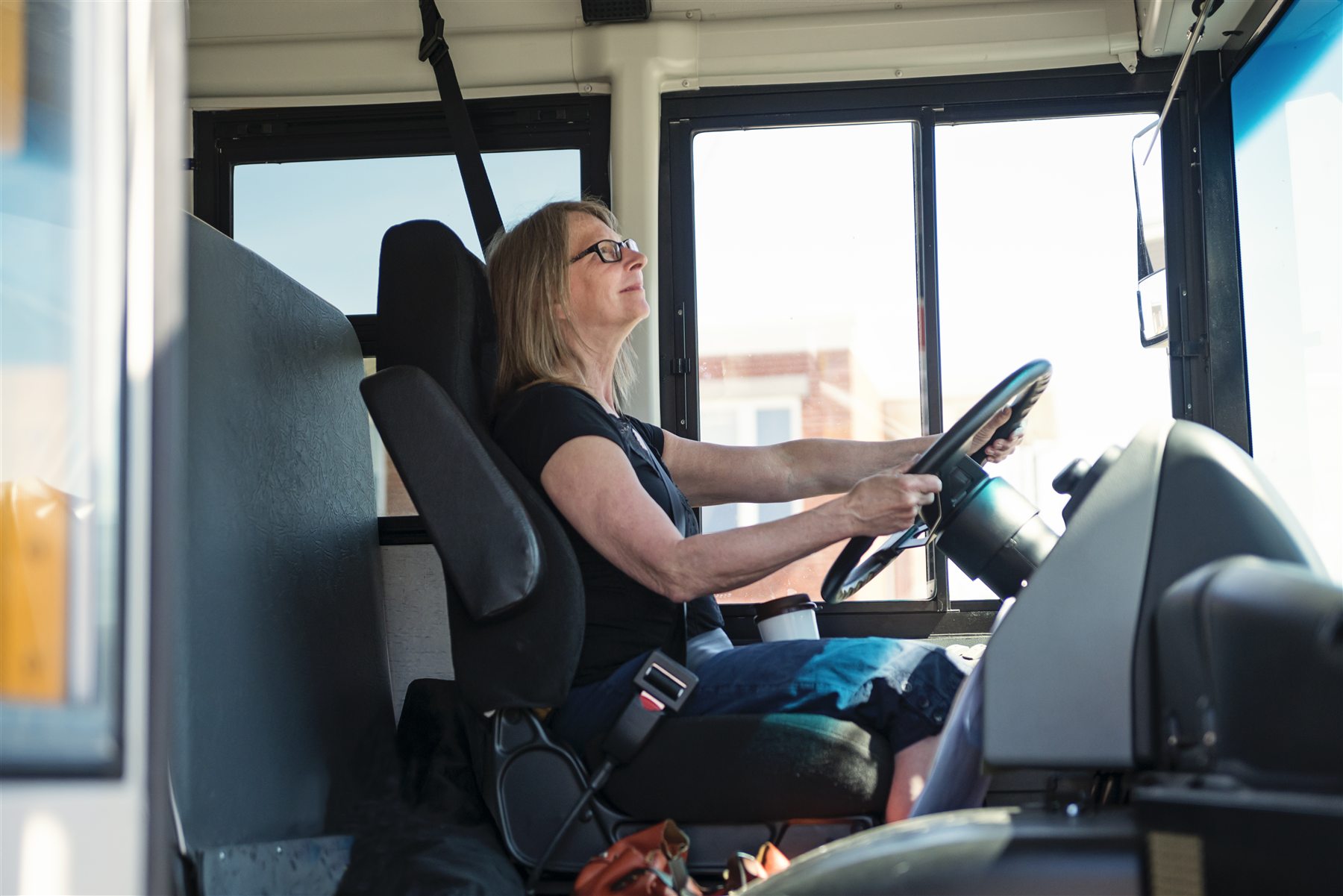 Chauffeuse d'autobus au volant
