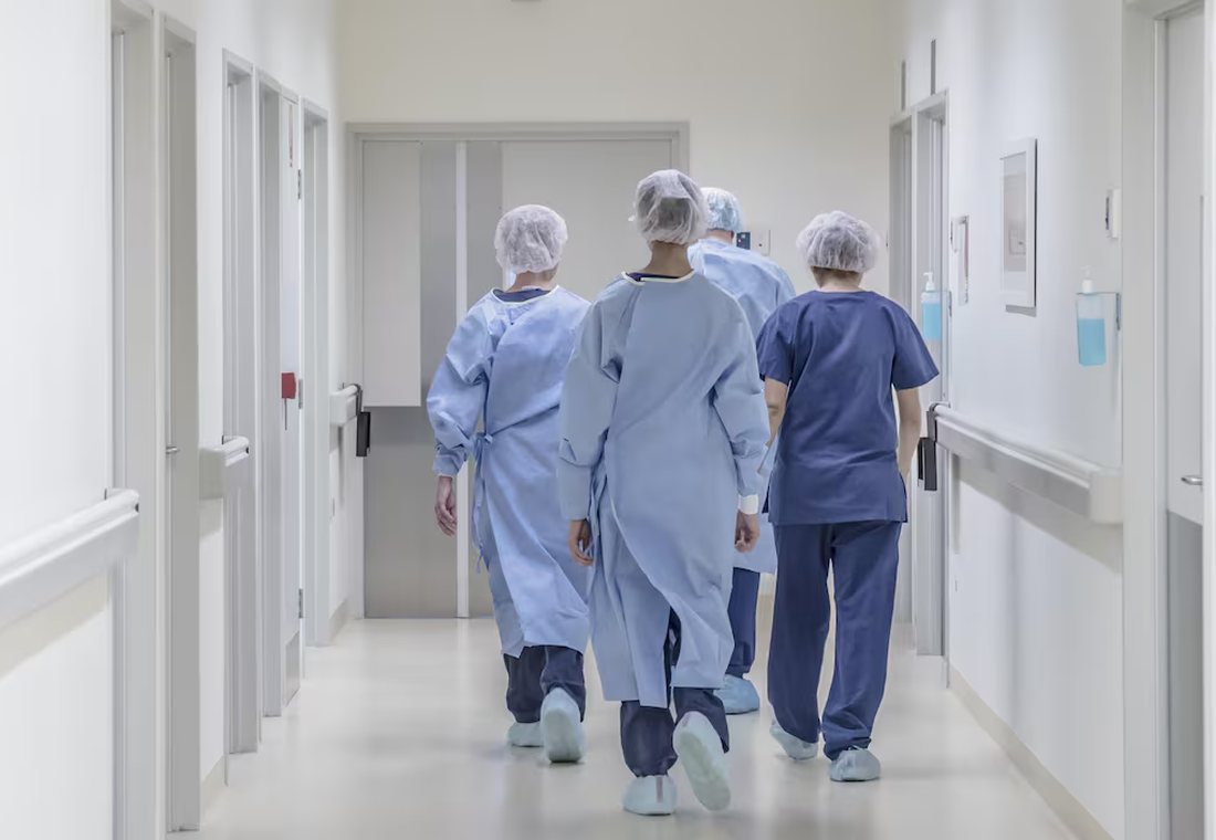 Personnel de la santé dans un corridor d'hôpital