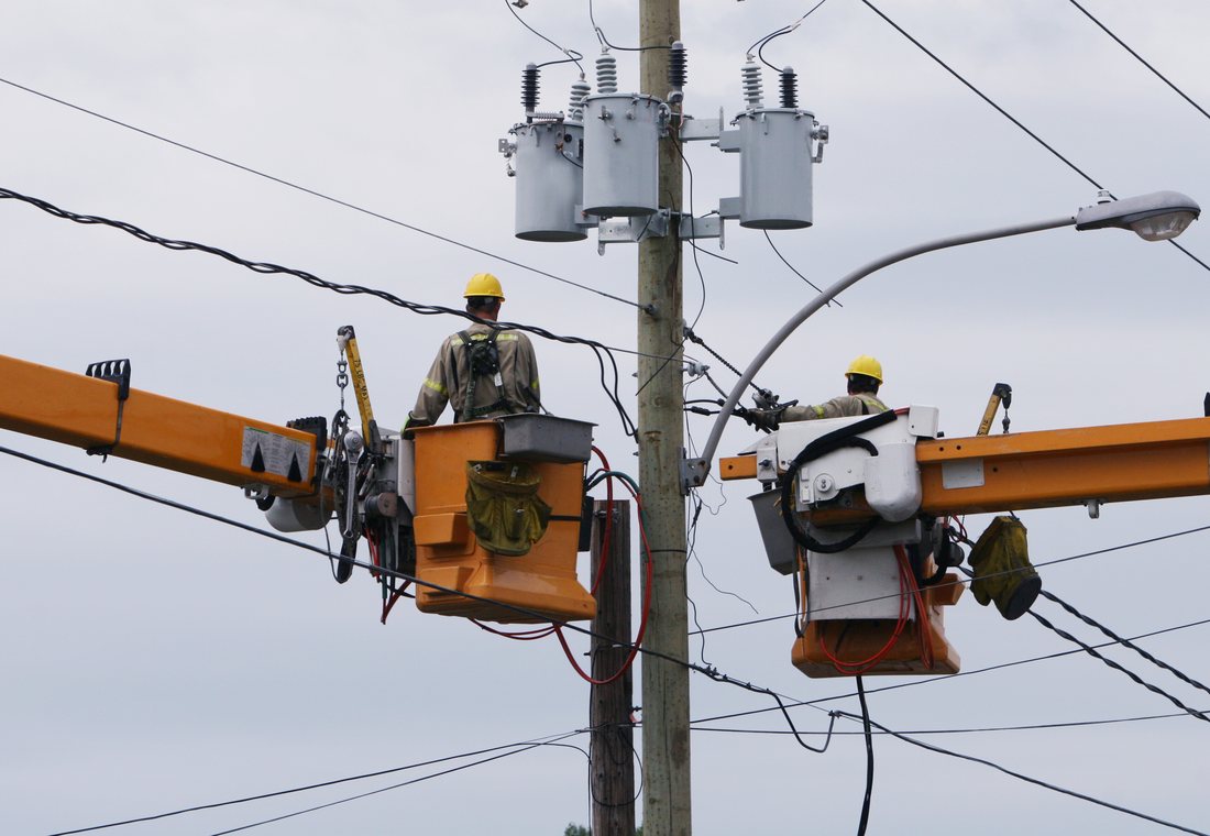 Monteurs de ligne au travail sur le réseau électrique