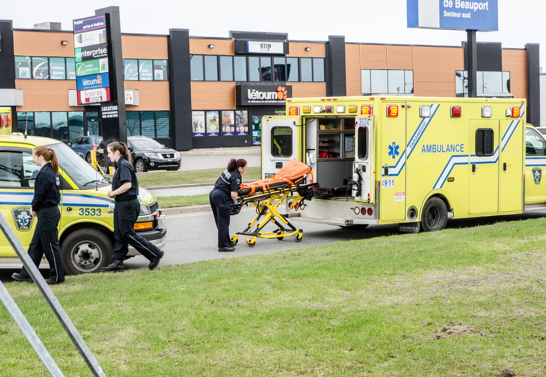 Ambulanciers paramédics près d'une ambulance