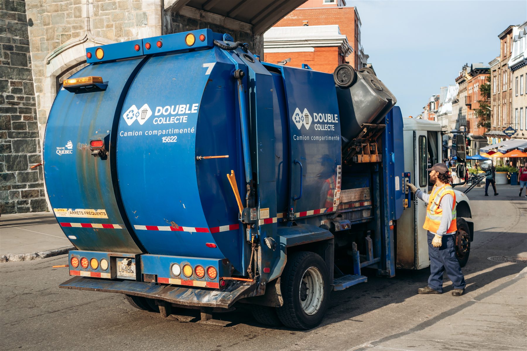 Travailleur municipal près d'un camion de collecte