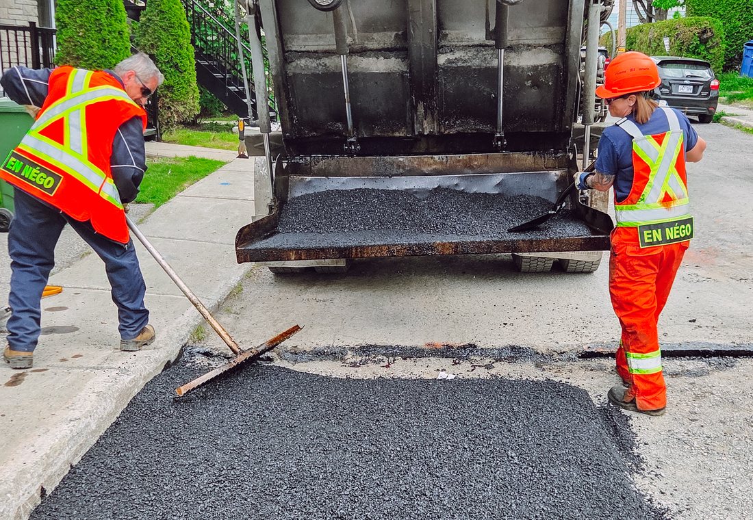 Travailleurs municipaux effectuant des travaux de voirie